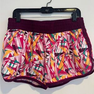 Under Armour Colorful Semi Fitted Geometric Women's Shorts - Large